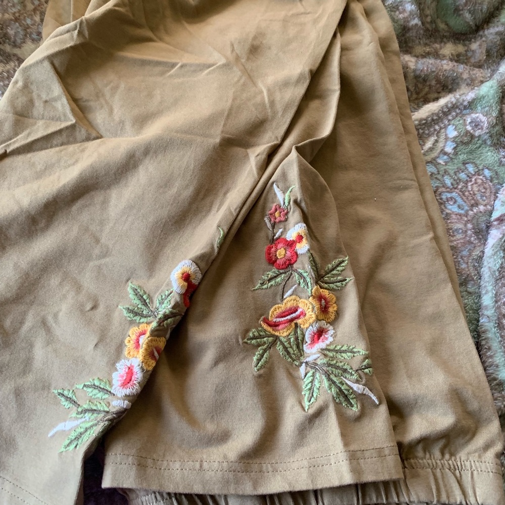 Olive/tan embroidery leggings size 2X